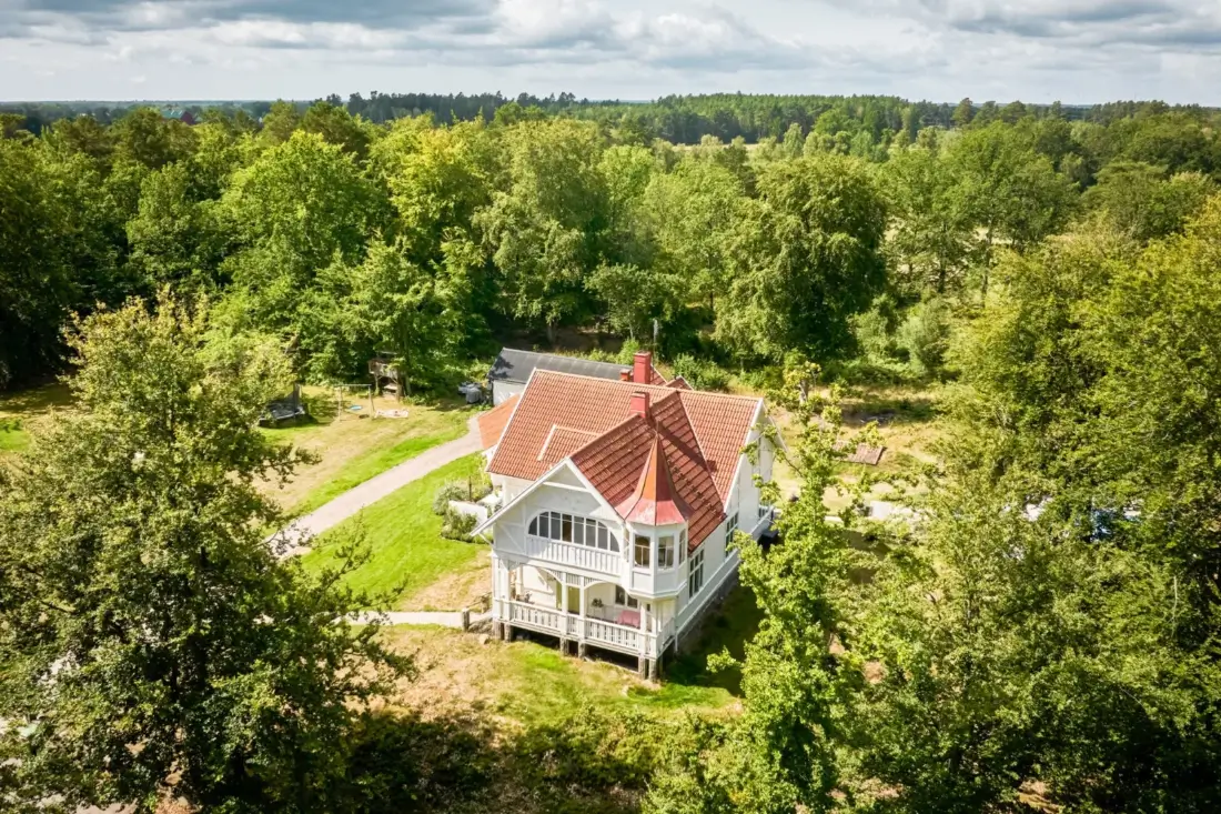 early-20th-century-villa-surrounded-by-nature-east-coast-south-sweden-nordbu
