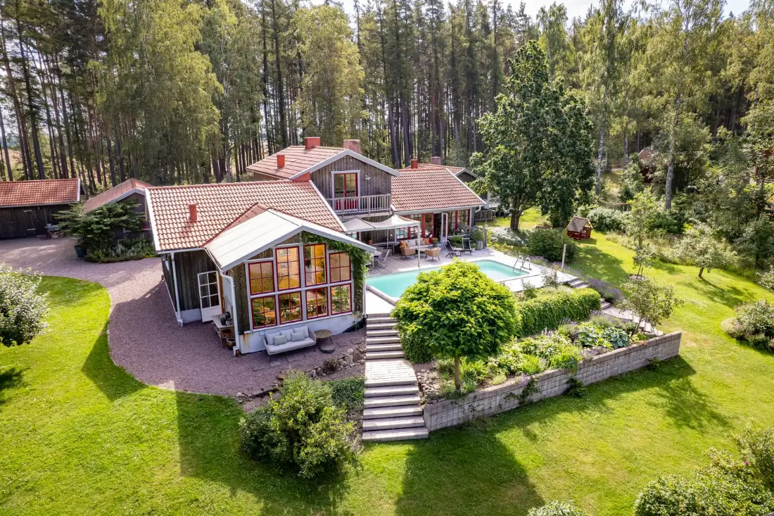 
extended-70s-house-swimming-pool-outdoor-stage-west-sweden-nordbu