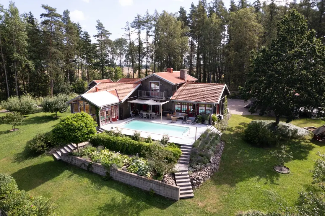 
extended-70s-house-swimming-pool-outdoor-stage-west-sweden-nordbu