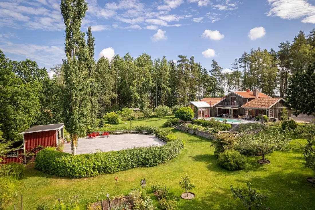 
extended-70s-house-swimming-pool-outdoor-stage-west-sweden-nordbu