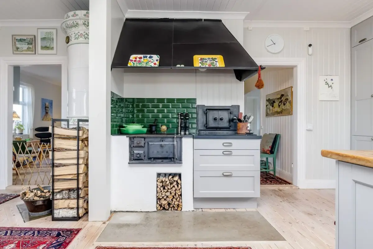 renovated-1920s-lakeside-villa-central-sweden-nordbu