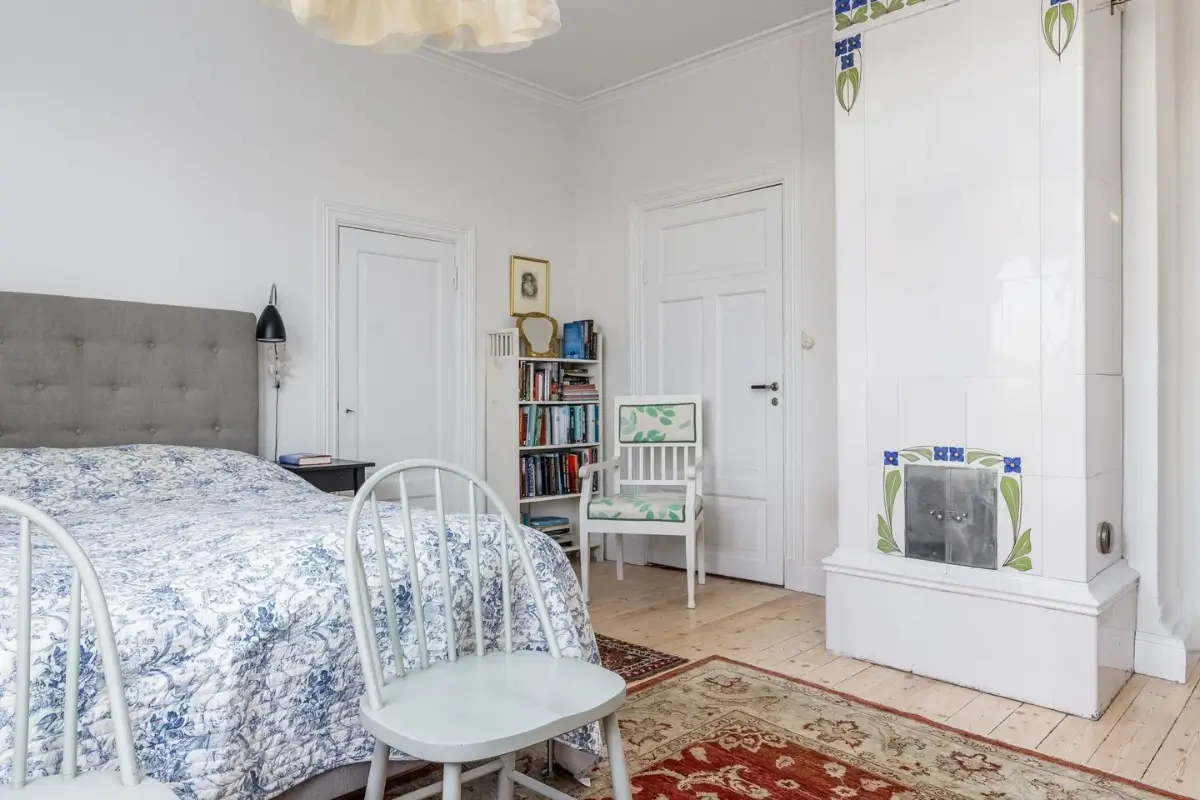 renovated-1920s-lakeside-villa-central-sweden-nordbu