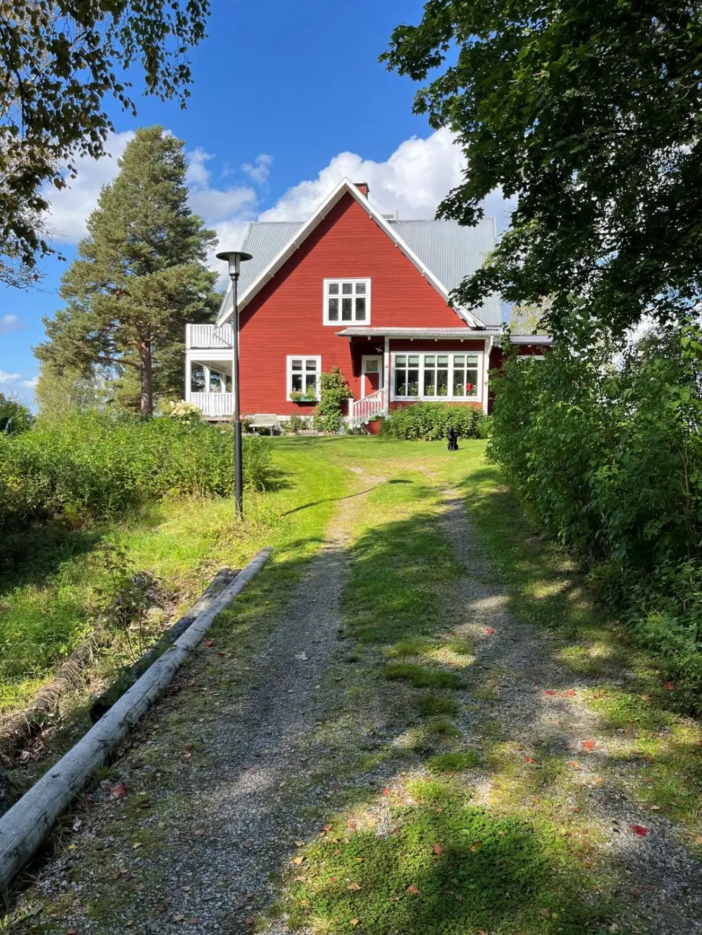renovated-1920s-lakeside-villa-central-sweden-nordbu