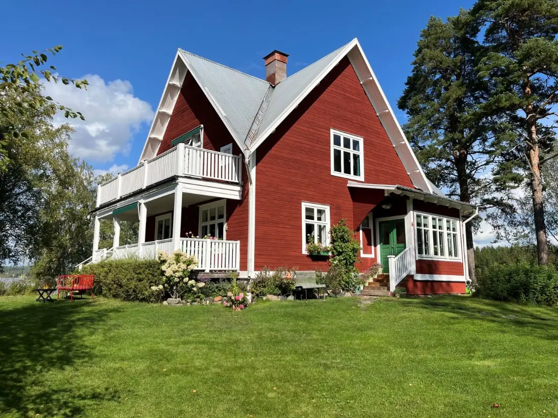 renovated-1920s-lakeside-villa-central-sweden-nordbu