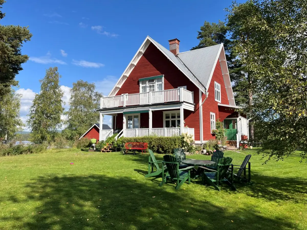 renovated-1920s-lakeside-villa-central-sweden-nordbu