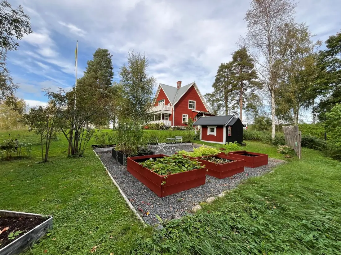 renovated-1920s-lakeside-villa-central-sweden-nordbu