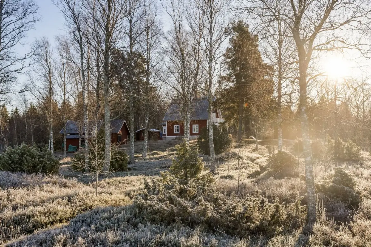 renovated-1920s-lakeside-villa-central-sweden-nordbu