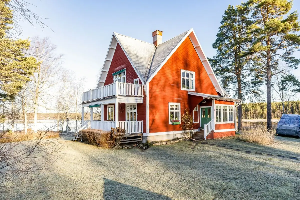 renovated-1920s-lakeside-villa-central-sweden-nordbu