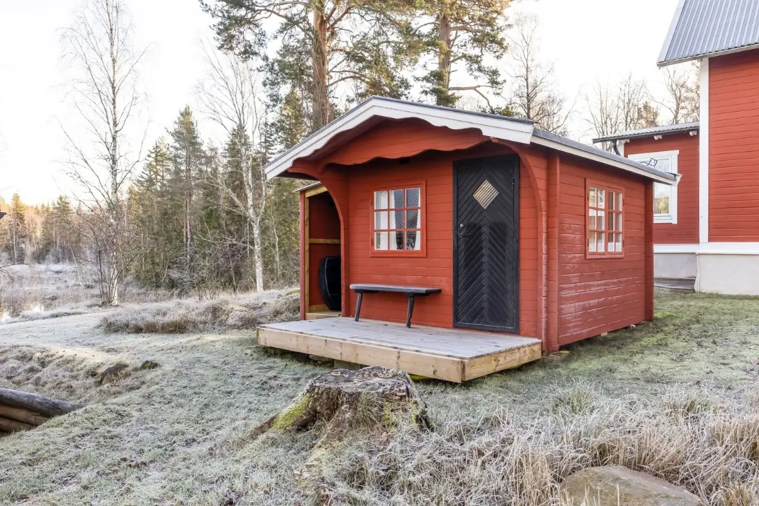 renovated-1920s-lakeside-villa-central-sweden-nordbu