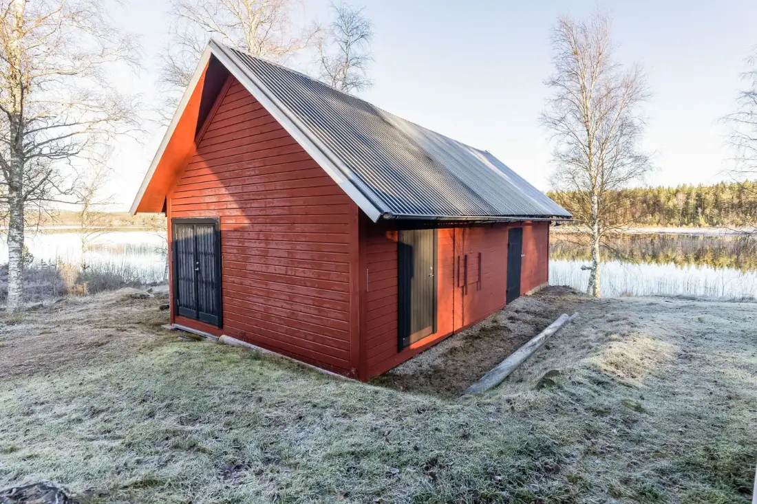 renovated-1920s-lakeside-villa-central-sweden-nordbu