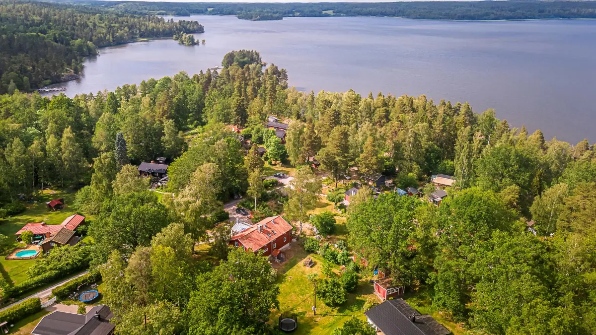 architect-designed-lakeside-home-mariefred-sweden-nordbu
