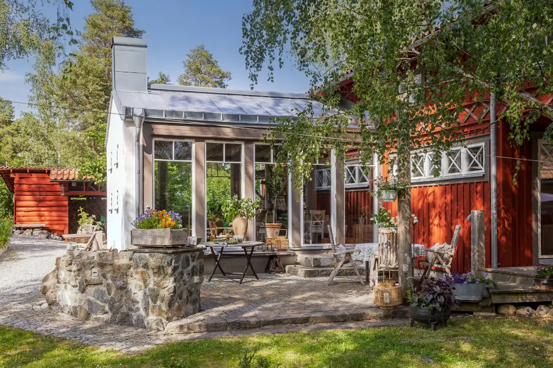 architect-designed-lakeside-home-mariefred-sweden-nordbu