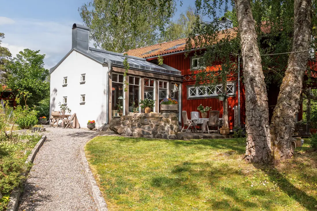 architect-designed-lakeside-home-mariefred-sweden-nordbu