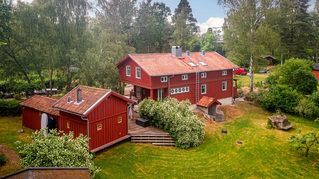 architect-designed-lakeside-home-mariefred-sweden-nordbu