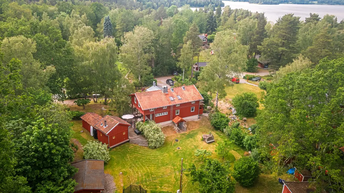 architect-designed-lakeside-home-mariefred-sweden-nordbu