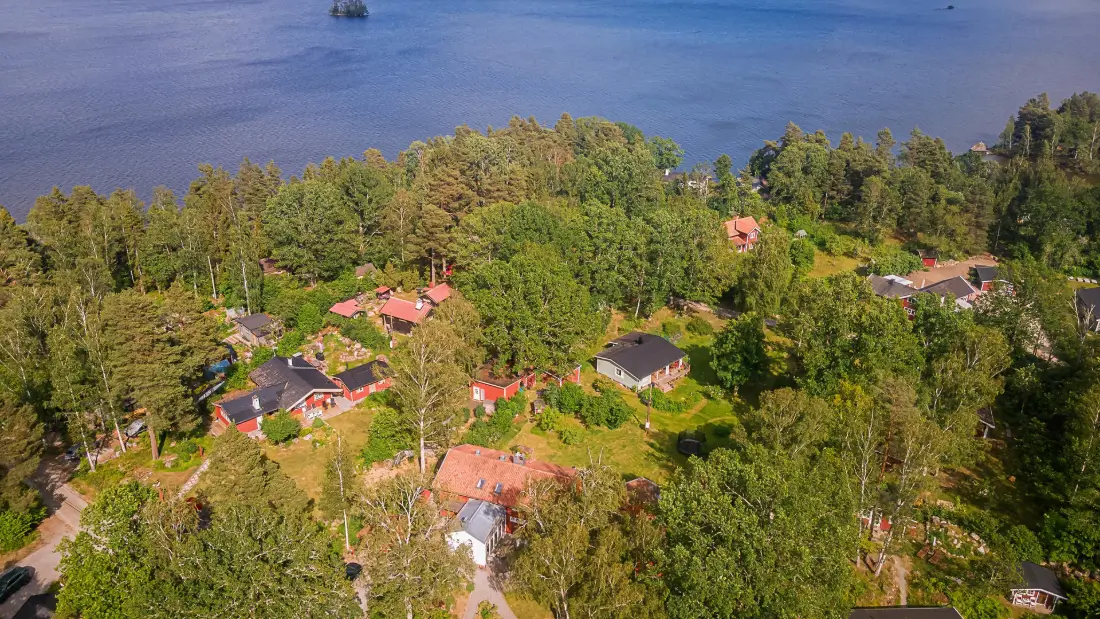 architect-designed-lakeside-home-mariefred-sweden-nordbu