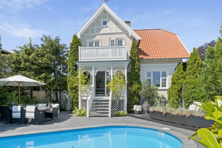 monochrome-scandinavian-interiors-villa-danish-seaside-town-nordbu