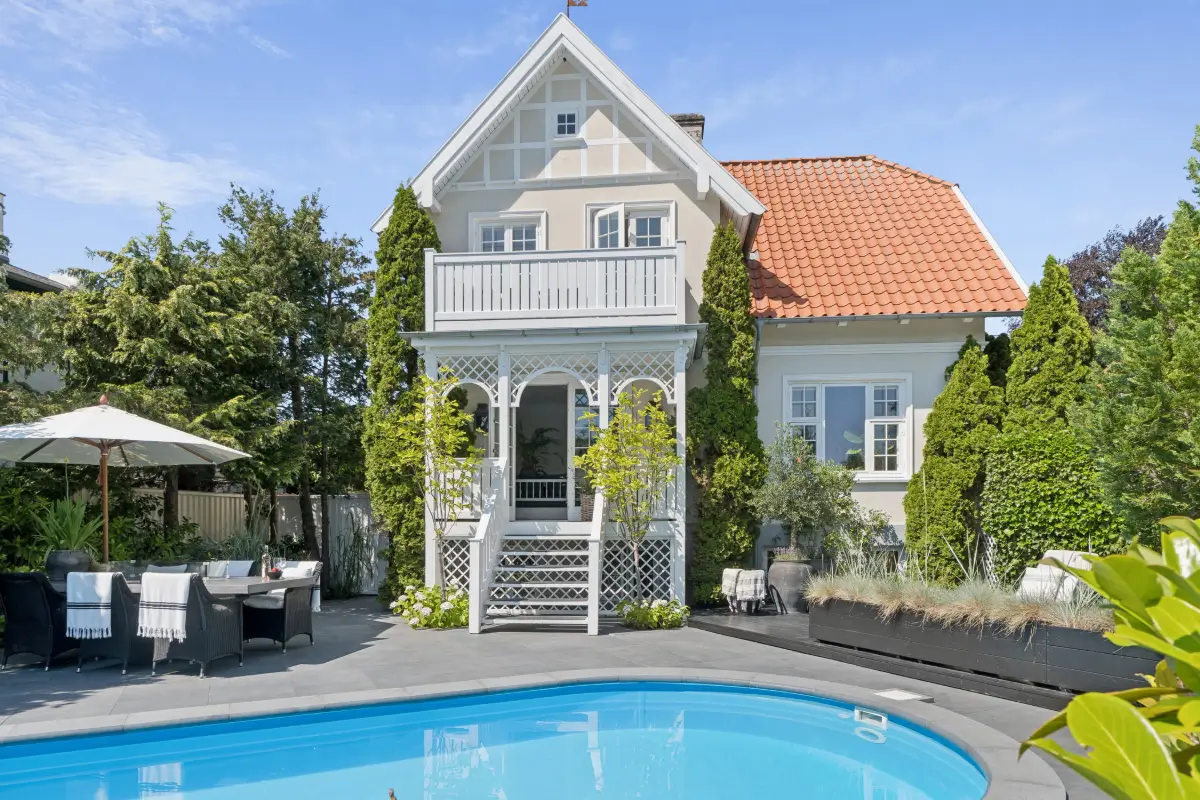 monochrome-scandinavian-interiors-villa-danish-seaside-town-nordbu