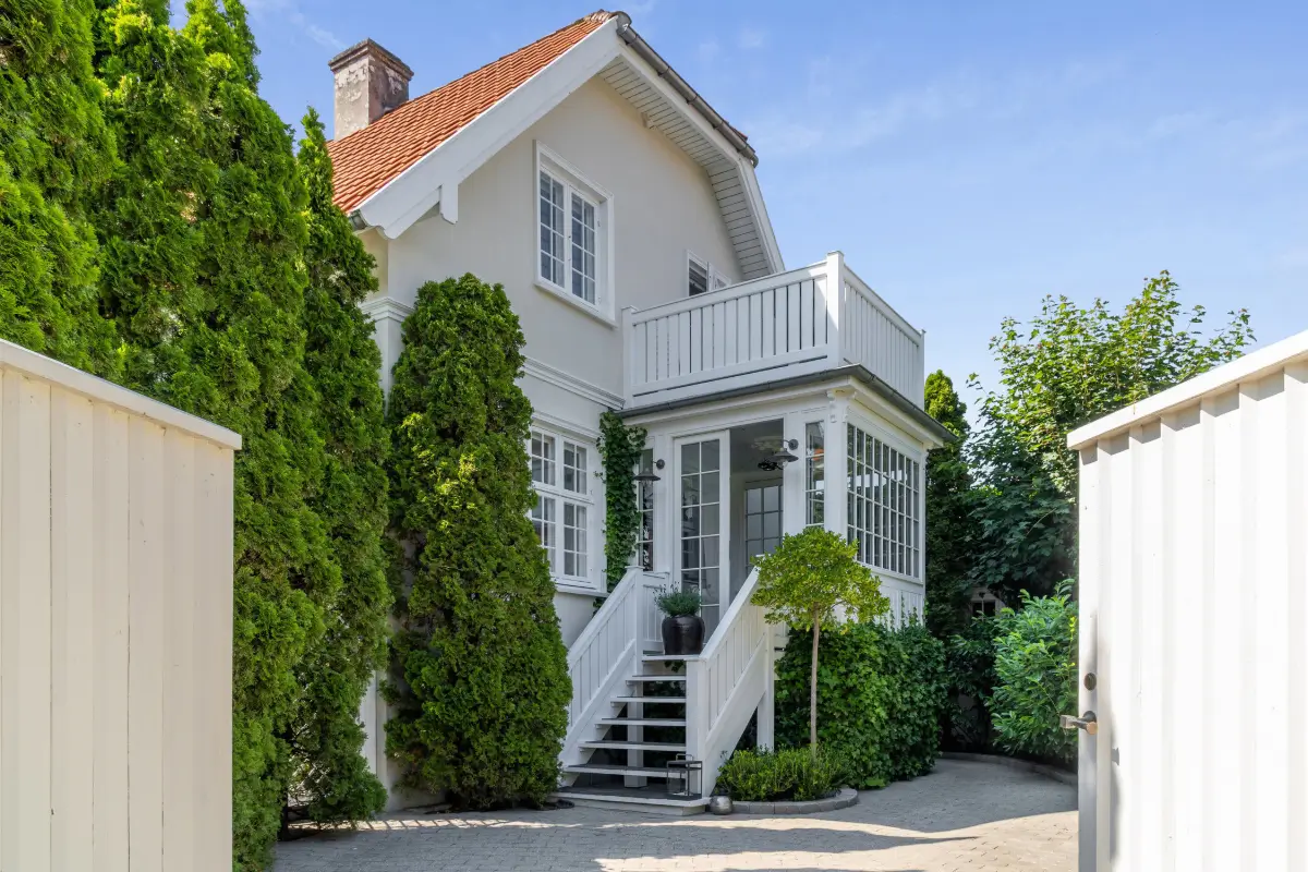 monochrome-scandinavian-interiors-villa-danish-seaside-town-nordbu