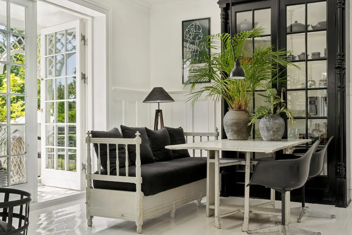 monochrome-scandinavian-interiors-villa-danish-seaside-town-nordbu