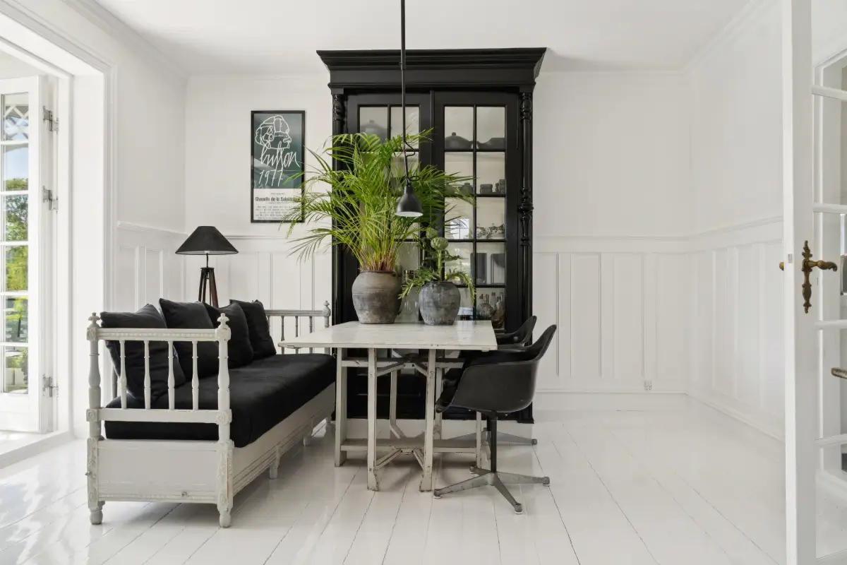monochrome-scandinavian-interiors-villa-danish-seaside-town-nordbu