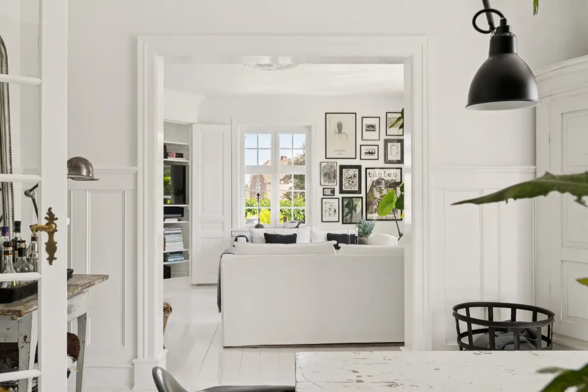 monochrome-scandinavian-interiors-villa-danish-seaside-town-nordbu