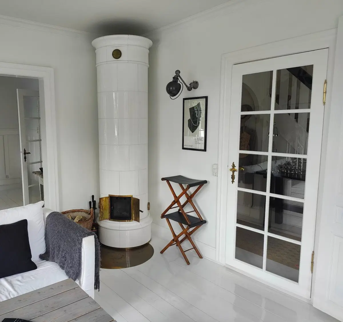 monochrome-scandinavian-interiors-villa-danish-seaside-town-nordbu