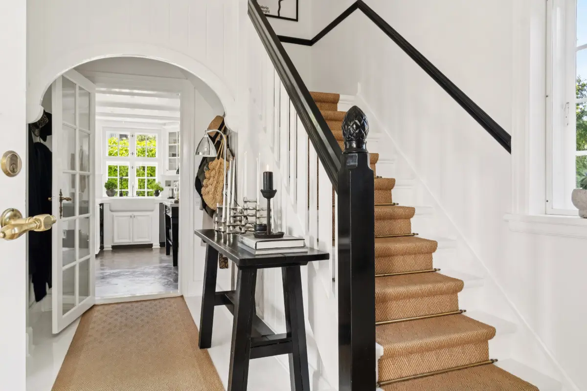 monochrome-scandinavian-interiors-villa-danish-seaside-town-nordbu