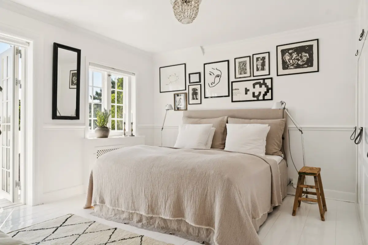 monochrome-scandinavian-interiors-villa-danish-seaside-town-nordbu