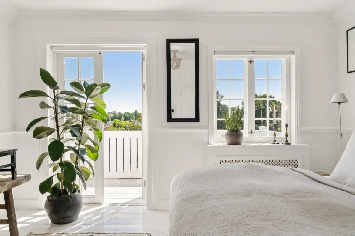 monochrome-scandinavian-interiors-villa-danish-seaside-town-nordbu