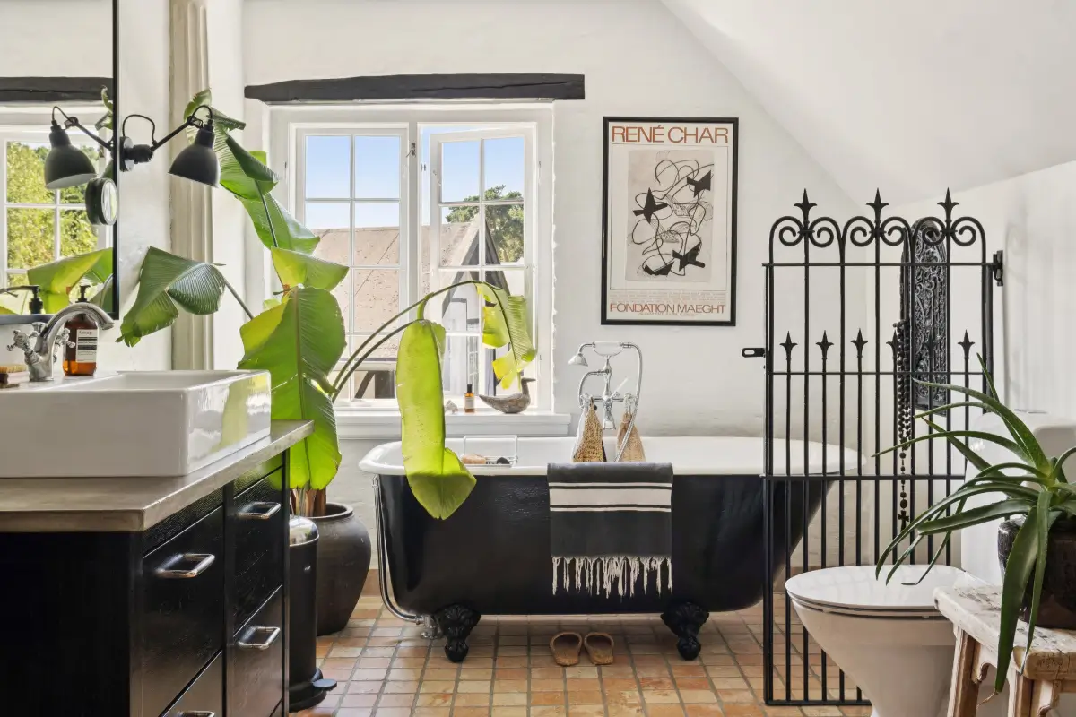 monochrome-scandinavian-interiors-villa-danish-seaside-town-nordbu