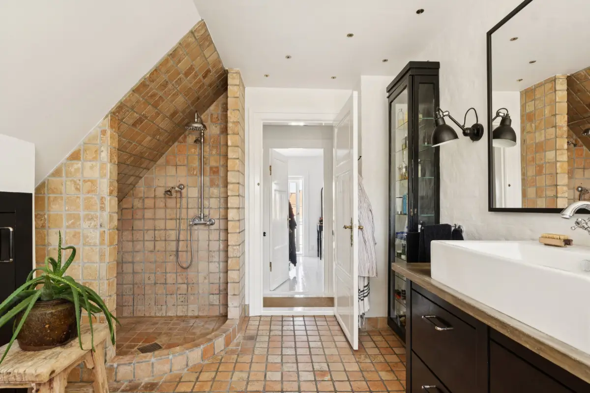 monochrome-scandinavian-interiors-villa-danish-seaside-town-nordbu