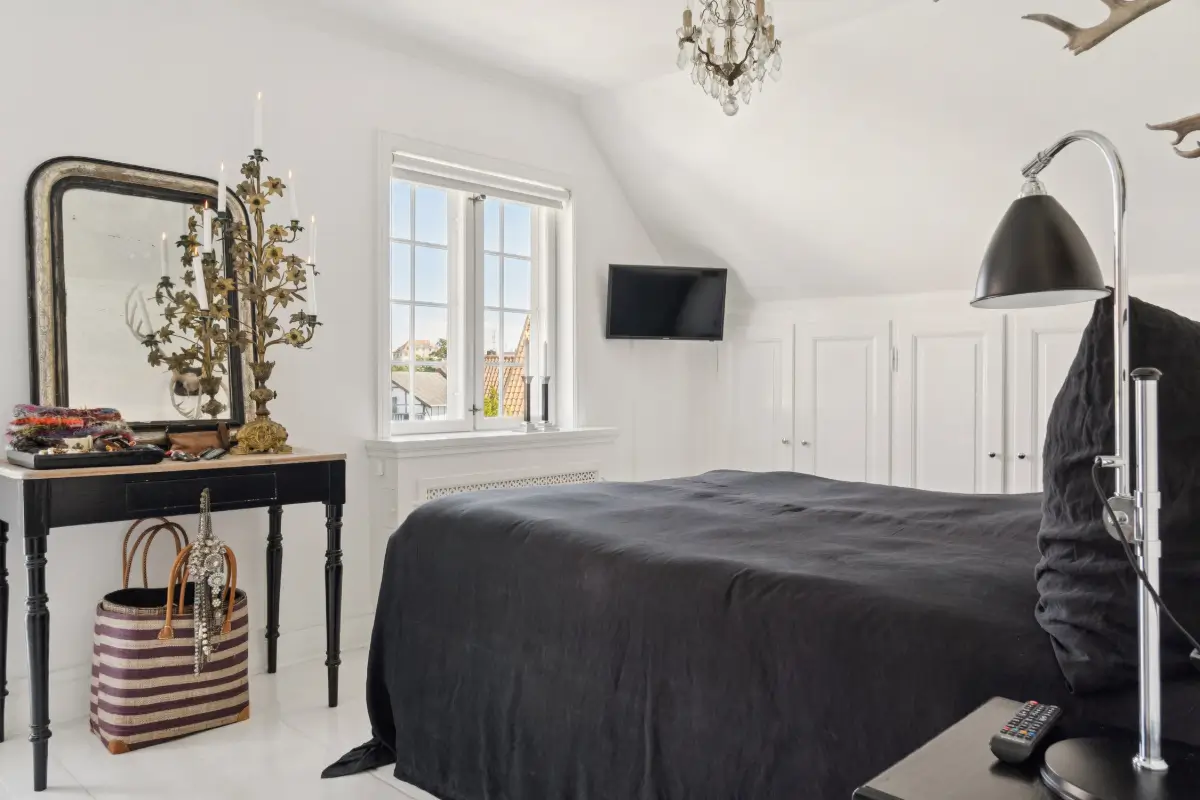 monochrome-scandinavian-interiors-villa-danish-seaside-town-nordbu