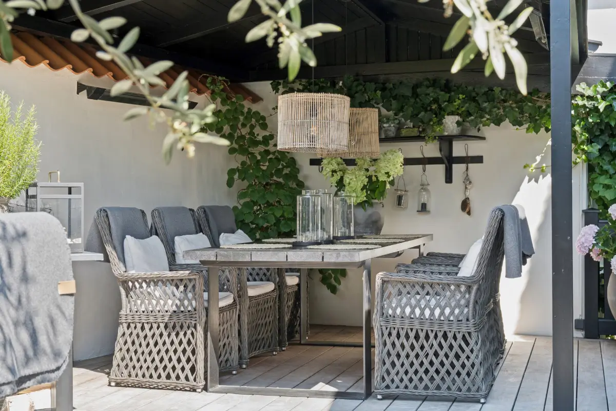 monochrome-scandinavian-interiors-villa-danish-seaside-town-nordbu