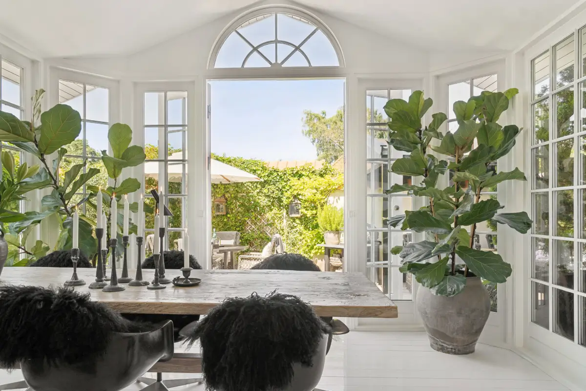 monochrome-scandinavian-interiors-villa-danish-seaside-town-nordbu