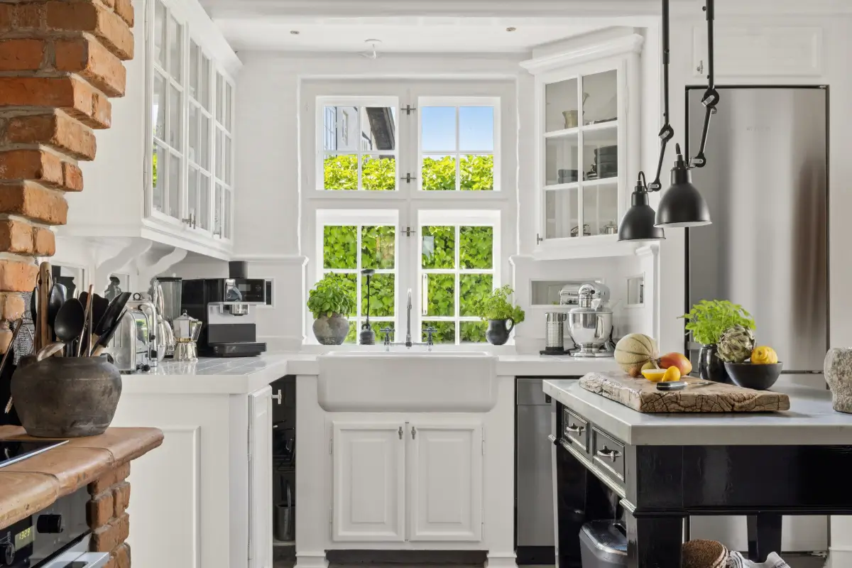 monochrome-scandinavian-interiors-villa-danish-seaside-town-nordbu