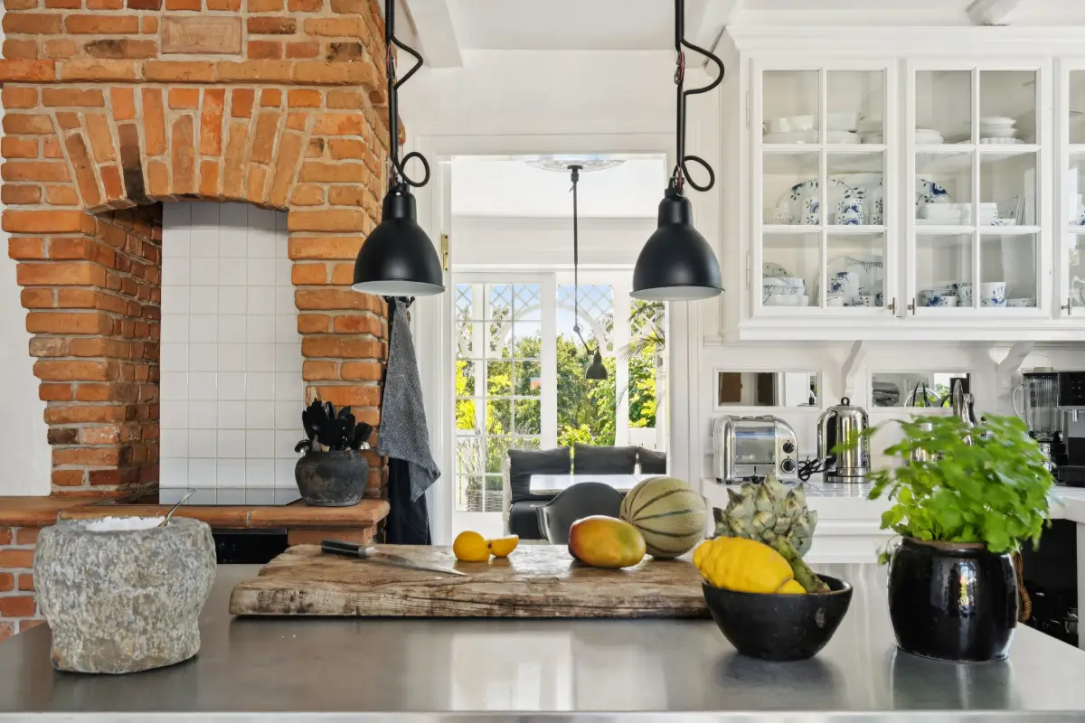 monochrome-scandinavian-interiors-villa-danish-seaside-town-nordbu